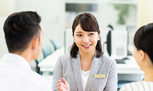 夫婦と保険相談をしている女性