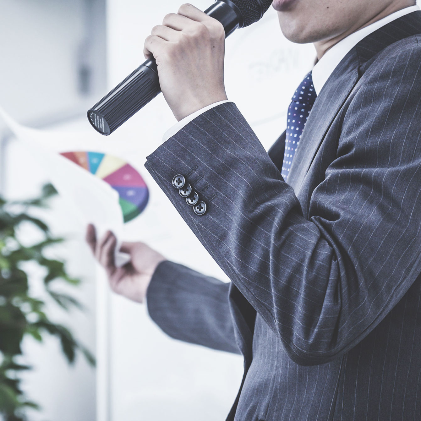 将来へのお金の計算をしている女性